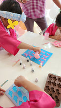 Load image into Gallery viewer, Melt and Pour soap making workshop for children