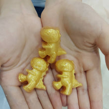 Load image into Gallery viewer, Melt and Pour soap making workshop for children